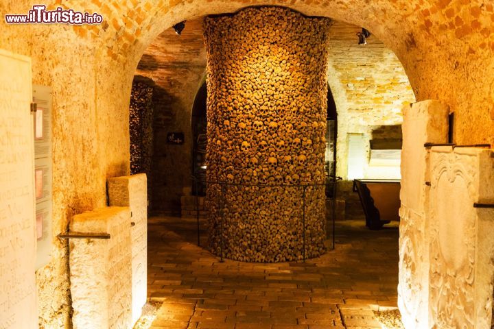 Immagine Interno dell'Ossario della chiesa di San Giacomo a Brno, Repubblica Ceca. Si tratta di una grande collezione di teschi e ossa appartenute a oltre 50 mila persone vittime della peste medievale, di epidemie di colera e delle battaglie durante l'assedio svedese - © 330948110 / Shutterstock.com