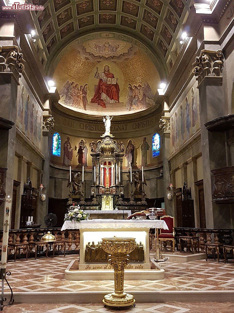 Immagine Interno di San Lorenzo, altare e navata centrale, la chiesa si trova a Lazzate in Brianza - © Claudia Ortelli - CC BY-SA 4.0, Wikipedia