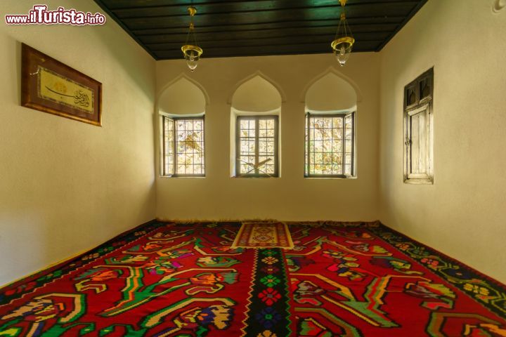 Immagine Un'elegante sala interna del Blagaj Tekija - questa bella foto mostra un'elegante sala interna in stile ottomano del monastero derviscio di Blagaj, in Bosnia Erzegovina, aperto alle visite dei turisti, i quali sono però tenuti a rispettare il codice di abbigliamento del tekija. - © RnDmS / Shutterstock.com