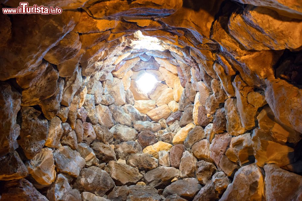 Immagine Interno di un Nuraghe della Sardegna centrale.