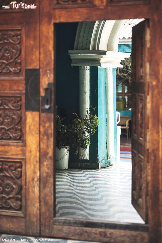 Immagine Interno di una casa nel villaggio di Huaraz, Perù, visto attraverso la porta d'ingresso in legno - © klublu / Shutterstock.com