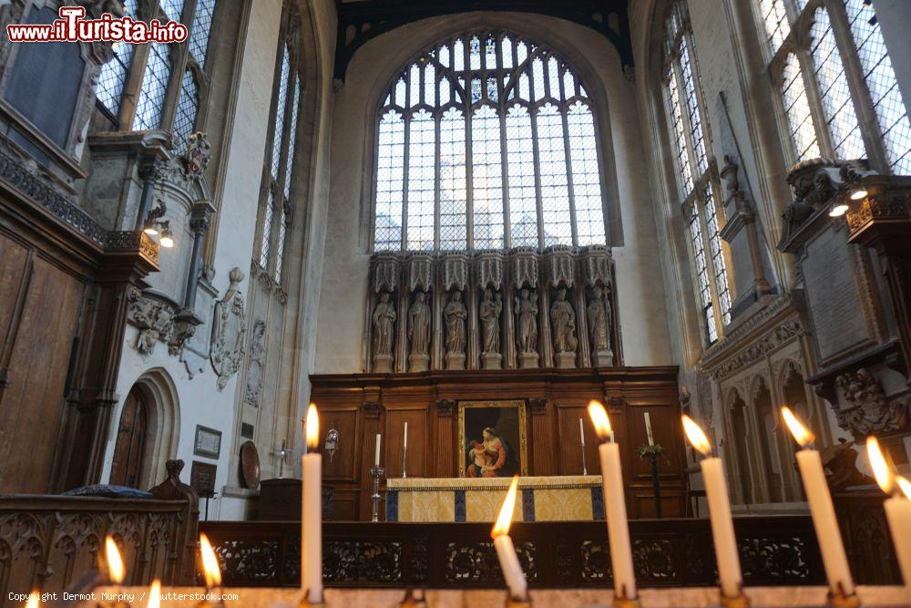 Immagine Interno di una chiesa di Oxford, Inghilterra, con candele accese in primo piano - © Dermot Murphy / Shutterstock.com