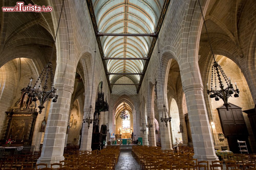 Immagine Interno di una chiesa gotica del centro di Vitré in Bretagna, nord della Francia