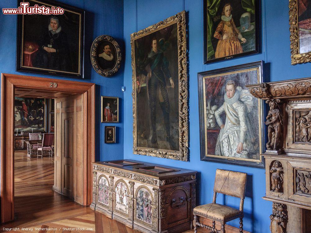 Immagine L'interno di una sala del castello di Frederiksborg a Hillerod, Danimarca. Una delle sale aperte al pubblico con antichi mobili in legno e dipinti - © Andrey Shcherbukhin / Shutterstock.com