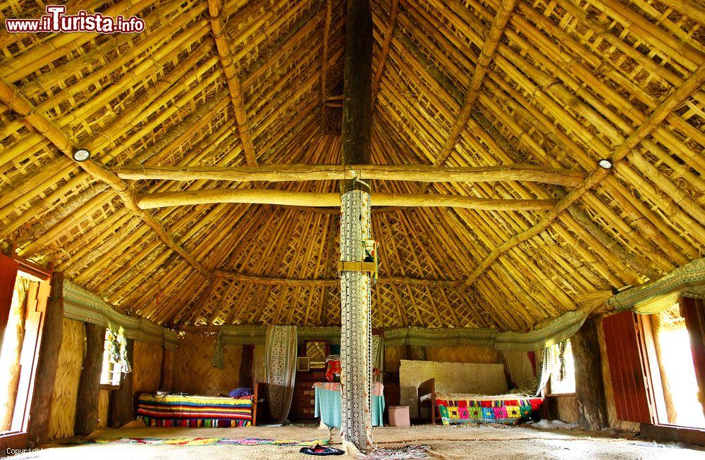 Immagine Interno di una tipica casa a Navala, isola di Viti Levu, Figi - © Don Mammoser / Shutterstock.com
