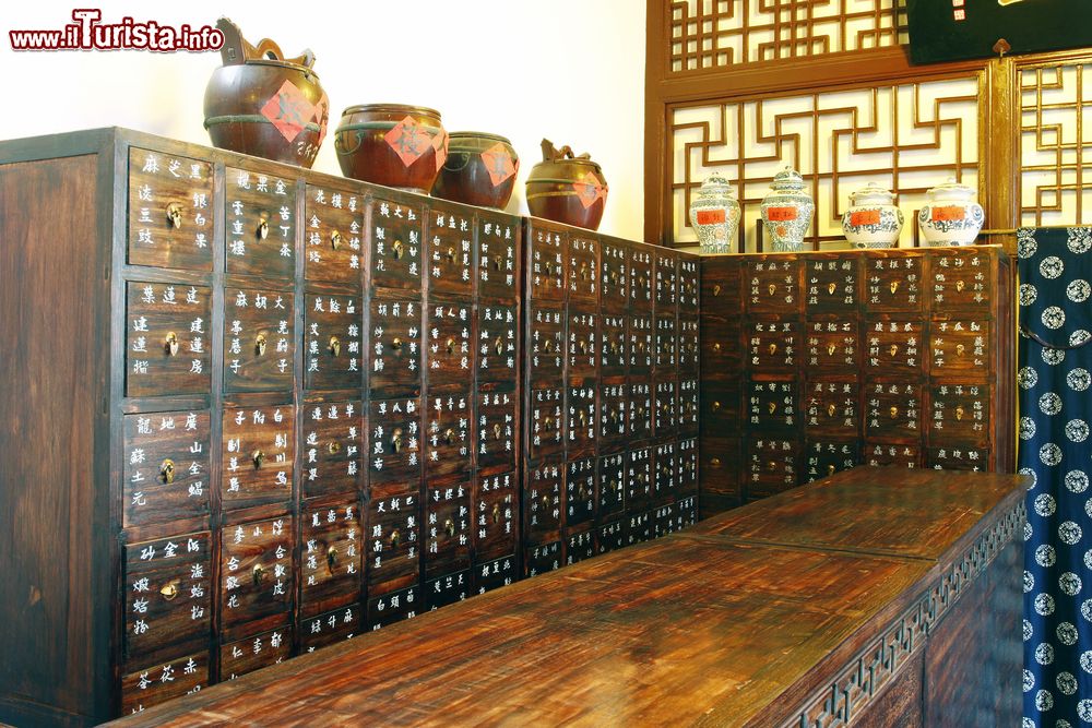 Immagine L'interno di un'antica farmacia con arredi in legno nella città di Jinan, Cina.