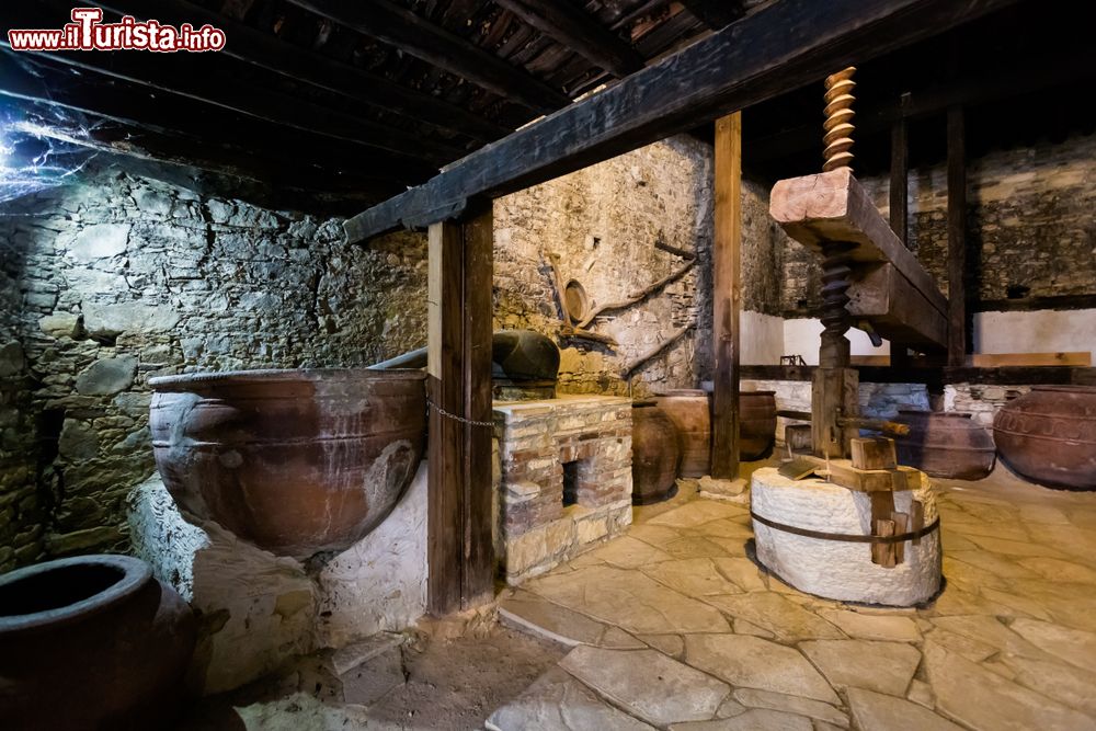 Immagine Interno di un'azienda produttrice di vino nel villaggio di Omodos, Cipro. Questa cittadina viene considerata la capitale cipriota del vino. Fra i più celebri vi è la Commandaria, ricavata da uve autoctone.