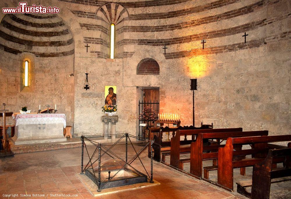 Immagine Interno dell'Eremo di Montesiepi e la spada nella roccia di San Galgano - © Simona Bottone / Shutterstock.com