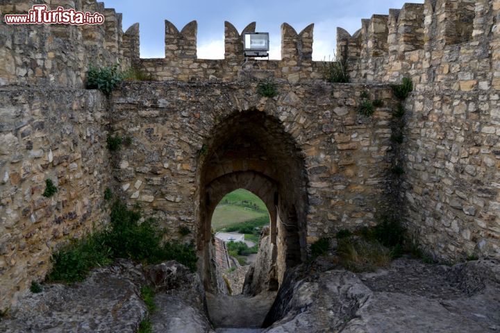 Immagine Interno del Castello di Lombardia a Enna, Sicilia - il Castello di Lombardia, un'imponente fortezza che sorge nel punto più alto di Enna, fu uno dei motivi per cui Enna divenne la "città inespugnabile". Per diversi secoli, il castello fu considerato una delle roccaforti più inespugnabili d'Italia, tanto che fu scelto come luogo di riunione per il Parlamento del Regno di Sicilia. - © ciccino77 / Shutterstock.com