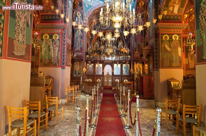 Immagine Interno del monastero di Panagia Kalyviani a Heraklion, Creta - Costruito durante il secondo periodo bizantino, il monastero venne riedificato nel 1911 e completato una quindicina di anni più tardi. Particolarmente interessante era una piccola cappella dipinta con affreschi di cui, purtroppo, la maggior parte è andata però distrutta ad eccezione di un'icona dell'Annunciazione della Vergine. Dal 1958 questo monastero, che si trova al km 59 sulla strada fra Heraklione e Festo, ospita anche un orfanotrofio per ragazze © lornet / Shutterstock.com