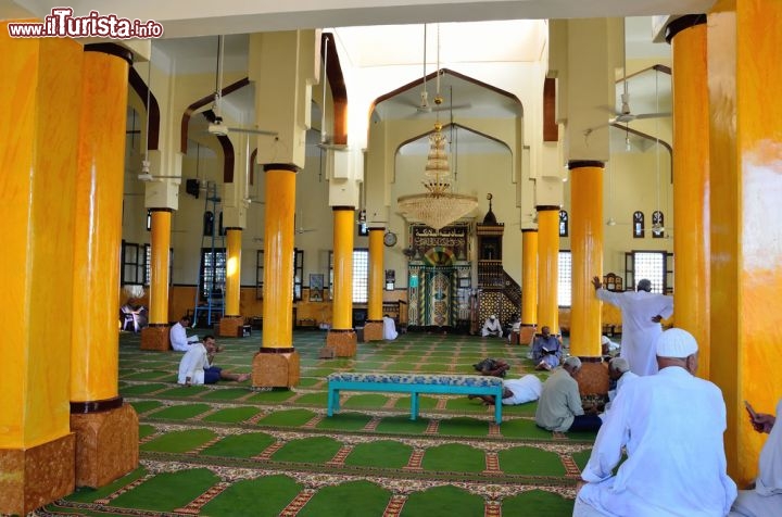 Immagine Interno della moschea El Takiwa sul Mar Rosso, ad El Quseir in Egitto  - © maudanros / Shutterstock.com