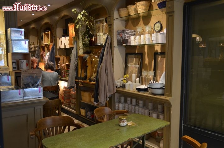 Immagine Interno della Patisserie Jouvaud di Carpentras, Francia.