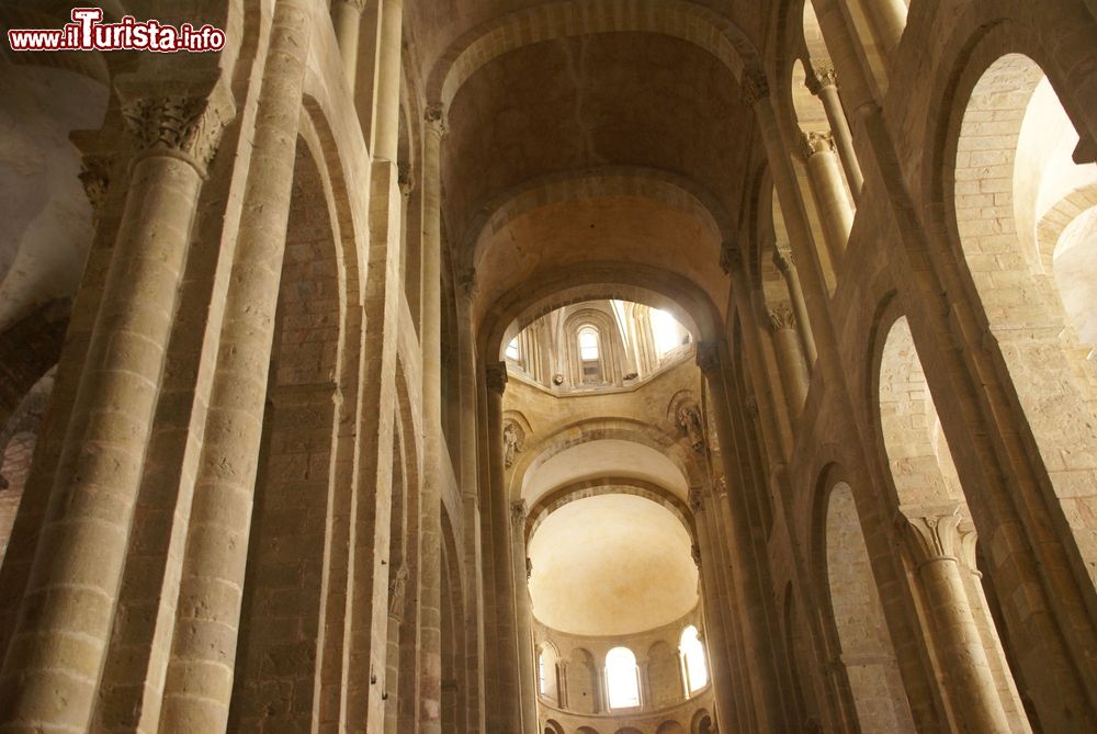Immagine L'interno romanico dell'abbazia di Sainte-Foy a Conques, Francia.
