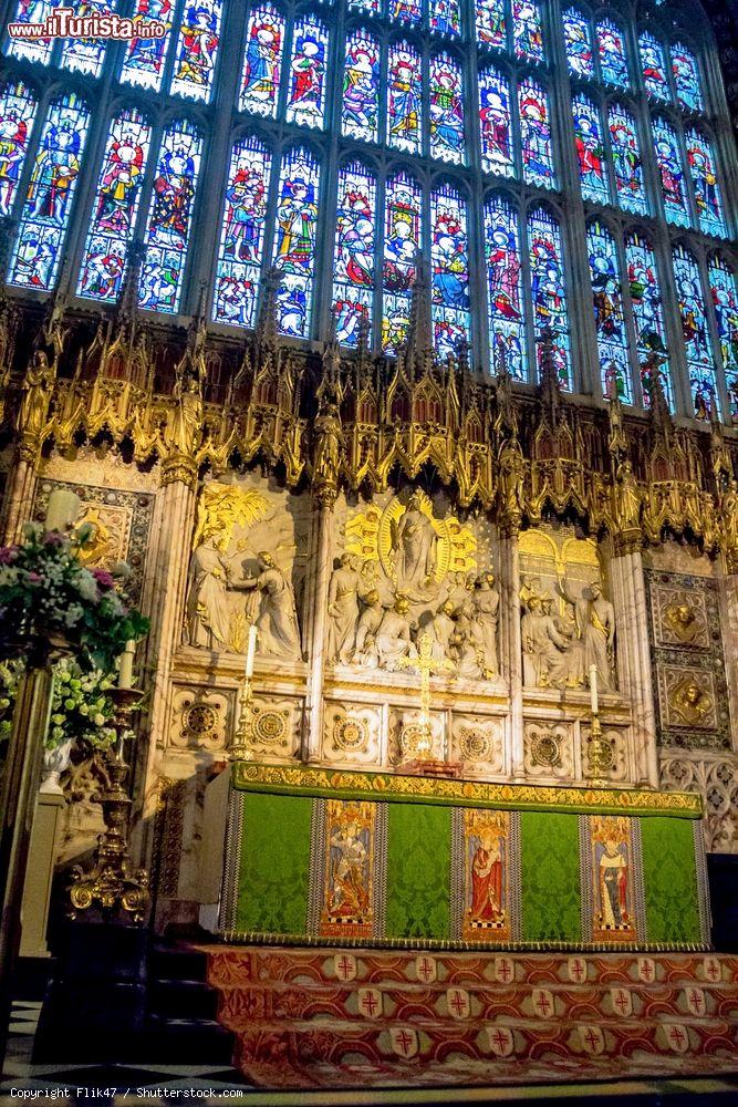 Immagine Interno della St. George Chapel nel castello di Windsor, contea del Berkshire, Regno Unito.  Le vetrate affrescate e le ricche decorazioni scultoree che abbelliscono l'edificio religioso - © Flik47 / Shutterstock.com
