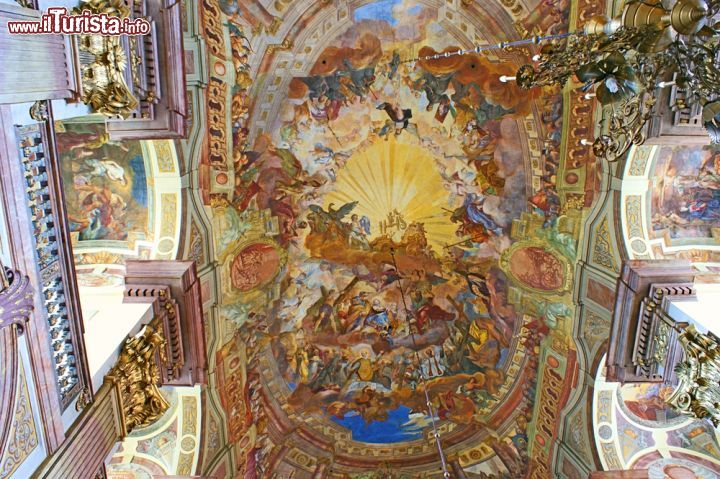 Immagine Interno dell'Università di Breslavia, Polonia - Il soffitto riccamente decorato della chiesa dell'Università cittadina  © eFesenko / Shutterstock.com