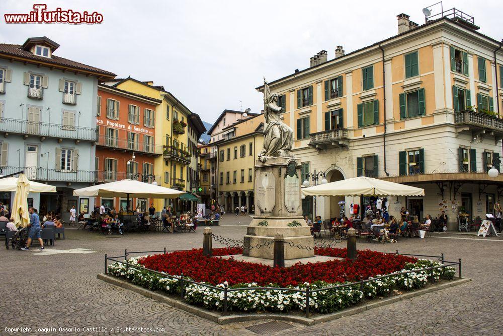 Immagine Intra, frazione della città di Verbania, Piemonte. Questa zona è importante soprattutto per ospitare l'imbarcadero passeggeri e auto per Laveno - © Joaquin Ossorio Castillo / Shutterstock.com