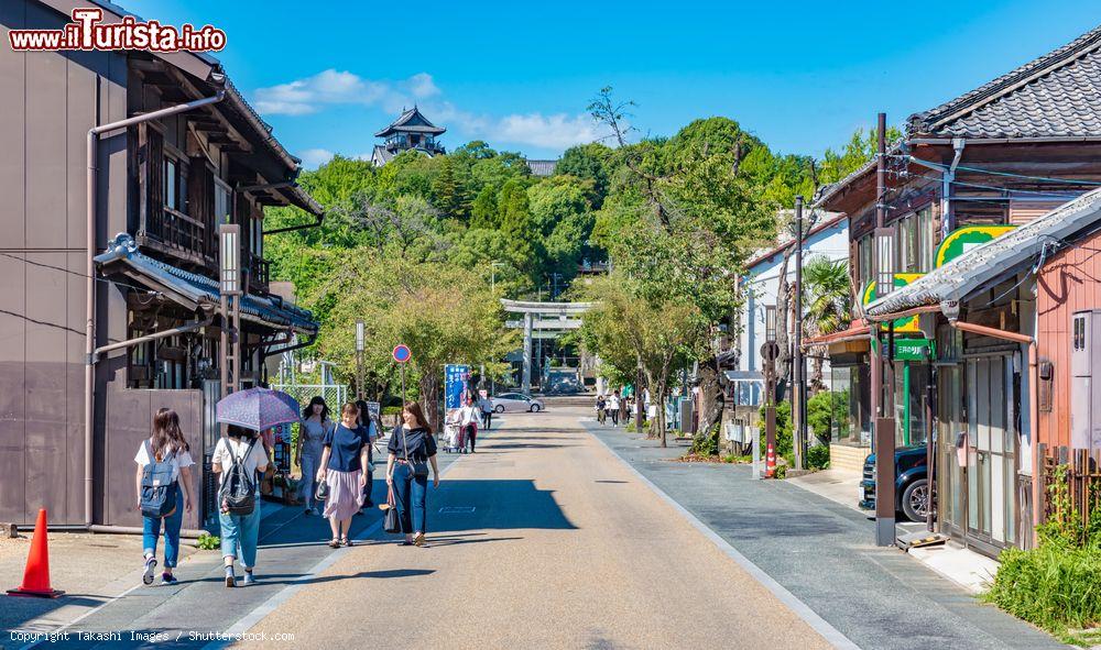 Immagine Inuyama, Giappone: gente a passeggio in una strada della città in una bella giornata di sole - © Takashi Images / Shutterstock.com