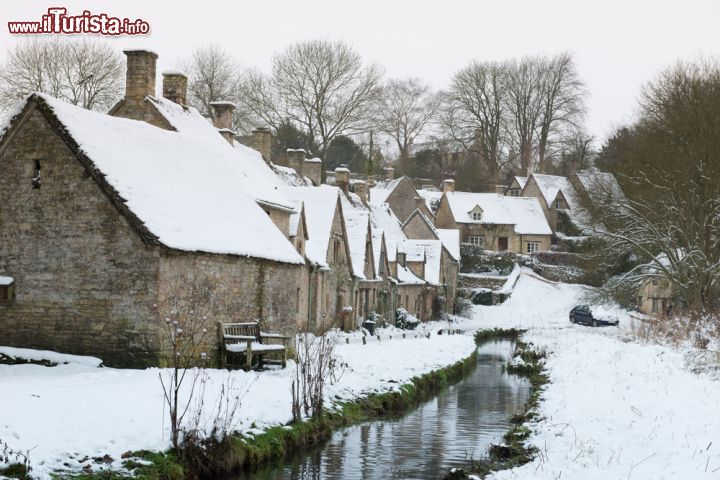 Immagine La magia dell'Inverno a Bibury: il villaggio delle case in pietra fotografato dopo una copiosa nevicata sul sud ovest dell'Inghilterra - © stocker1970 / Shutterstock.com