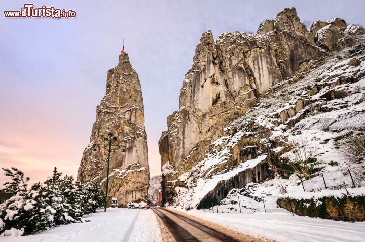 Immagine La "strada delle rocce" in inverno. Siamo in Belgio nel territorio delle Ardenne, nella regione francofona della Vallonia - foto © Boris Stroujko / Shutterstock.com