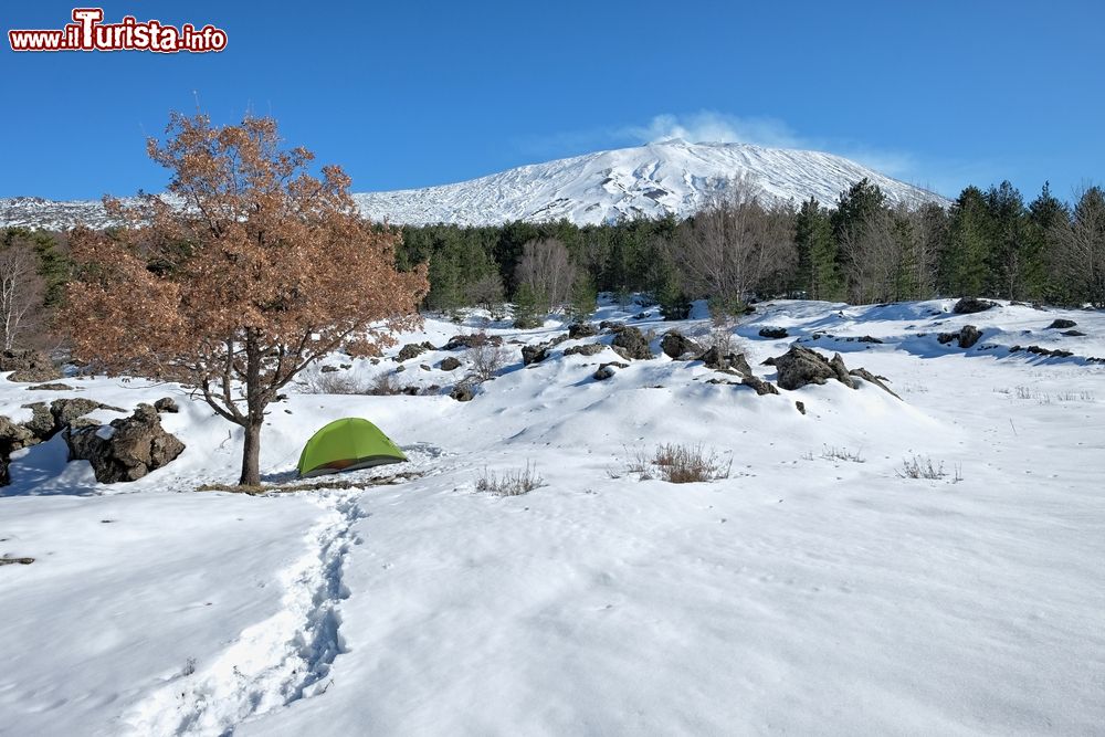 Immagine Inverno a Maletto con vista sui pendii innevati del vulcano Etna (Sicilia)