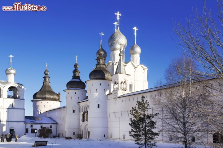 Immagine Inverno al Cremlino di Rostov Velikij, Russia - Piuttosto grande, il territorio del Cremlino si divide in tre parti: la fortezza principale, conosciuta anche come corte padronale; piazza Sobornaja, che significa piazza della chiesa; il giardino del metropolita. Situata a 200 chilometri dalla capitale Mosca, Rostov ha un clima invernale rigido con abbondanti precipitazioni nevose che rendono ancora più suggestiva la sua atmosfera © volkova natalia/ Shutterstock.com