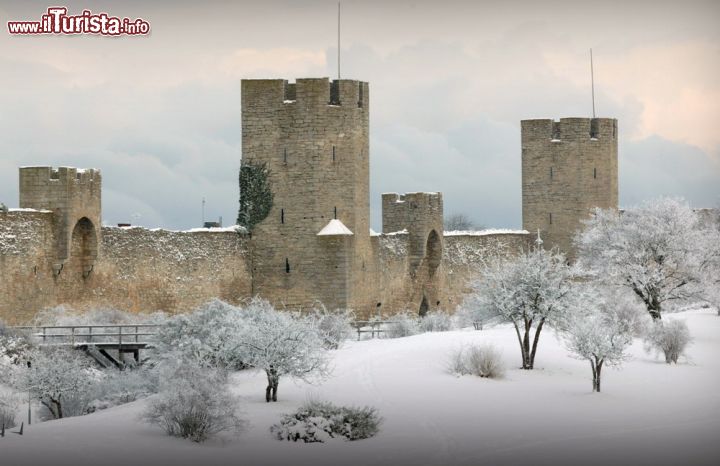 Immagine Anche se il paesaggio cambia completamente, in inverno come in estate la città di Visby, Patrimonio dell'Umanità dell'UNESCO, mantiene intatto tutto il suo fascino - Foto © Bildvision AB / Shutterstock.com