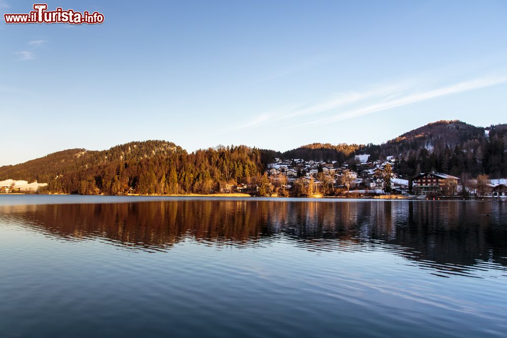 Immagine Inverno al lago Fuschl, Austria. Questo specchio d'acqua è circondato da una lussureggiante natura rigogliosa.