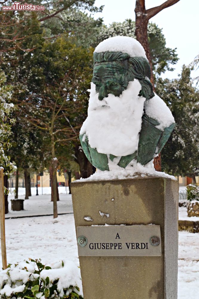 Immagine Inverno in un parco pubblico nel centro storico di San Casciano in Val di Pesa, Firenze, Toscana.