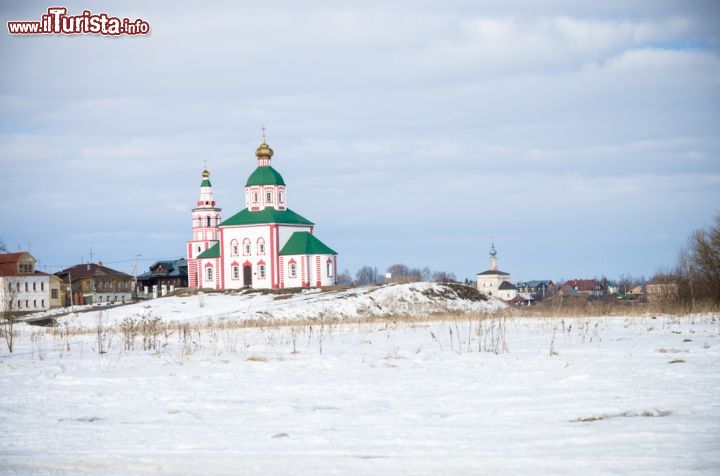 Immagine Inverno nella periferia di Suzdal, Russia - A chi piacciono le atmosfere dei romanzi ottocenteschi, l'inverno in Russia è qualcosa di imperdibile. Un tour alla scoperta del circuito turistico dell'Anello d'Oro nei mesi invernali permette infatti di ammirare una Russia i cui scenari sono sompletamente differenti da quelli normalmente visitati: sotto un soffice manto di neve città come Suzdal si presentano con un fascino ancor più magico e in stile retrò  © Dmitry V. Petrenko / Shutterstock.com