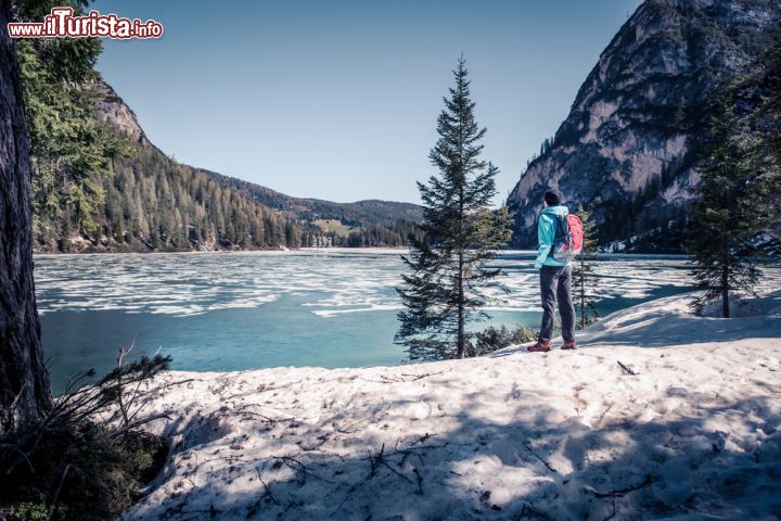 Immagine Inverno sul Lago di Braies, parzialmente ghiacciato, in Val Pusteria, Italia  - © Val Thoermer / Shutterstock.com