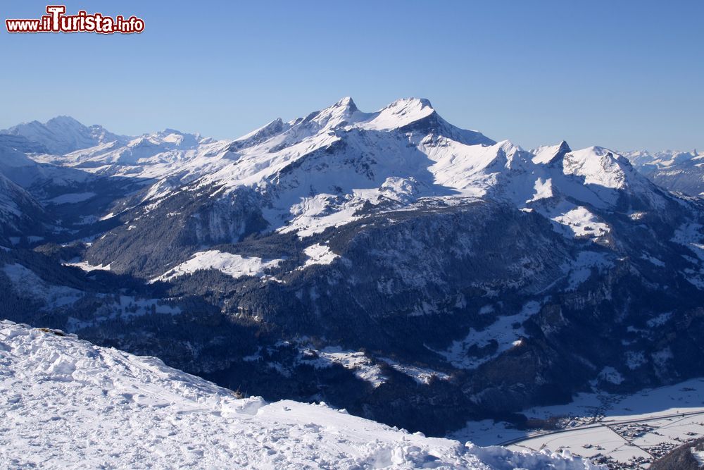 Immagine Inverno sulle Alpi svizzere a Hasliberg. Piste da sci di fondo, snowpark, freeride e molto altro: è ciò che questo paese della Svizzera offre agli appasionati degli sport invernali.