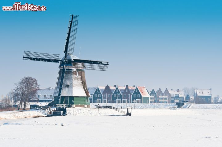 Immagine Inverno a Volendam, Olanda - Un soffice strato di neve ricopre abitazioni e mulini a vento di questo borgo peschereccio che sotto la coltre bianca diventa ancora più suggestivo © Eric Gevaert / Shutterstock.com