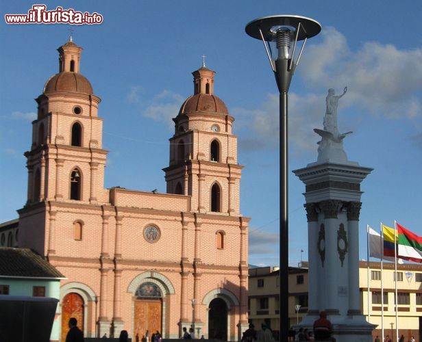 Immagine Ipiales: la cattedrale di Ipiales si affaccia sulla Plaza 20 de Julio, dove si trova anche la colonna sulla quale è rappresentata l'effigie della Libertà.