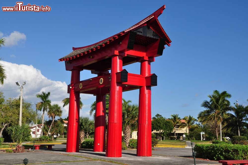 Immagine Una tipica costruzione dell'International Bazaar a Freeport, Grand Bahama Island, Bahamas. Situato al centro della città, questo centro commerciale all'aperto ha subito notevoli ripercussioni dopo gli uragani del 2004 tanto che molti negozi risultano ancora chiusi.