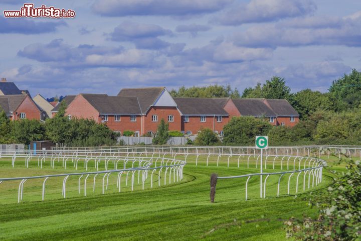 Immagine Ippodromo a Stratford-upon-Avon, Inghilterra - Lo Stratford Racecourse, in Luddington Road, ospita sui suoi tracciati famose corse di cavalli © David Hughes / Shutterstock.com