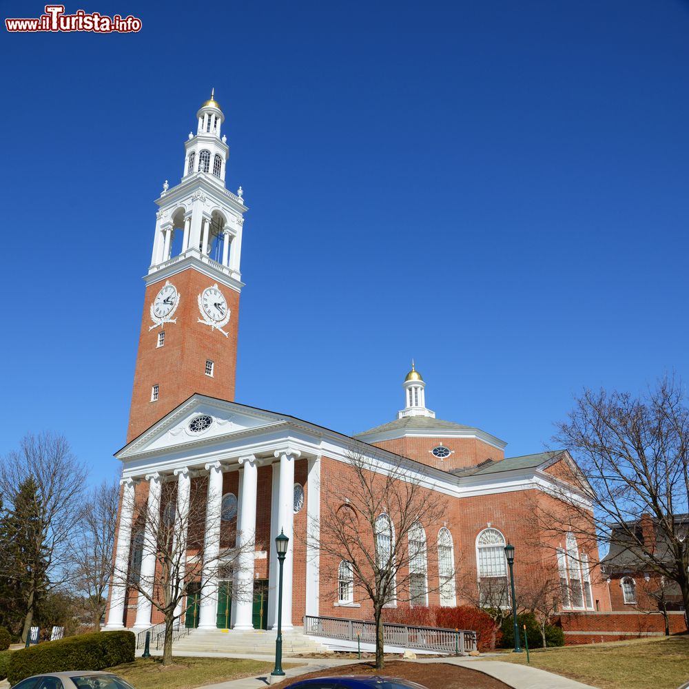 Immagine Ira Allen Chapel all'Università del Vermont a Burlington, Stati Uniti. Costruito fra il 1925 e il 1926, questo edificio ospitato nel campus della University of Vermont è stato inserito nel registro dei luoghi storici nel 1975.