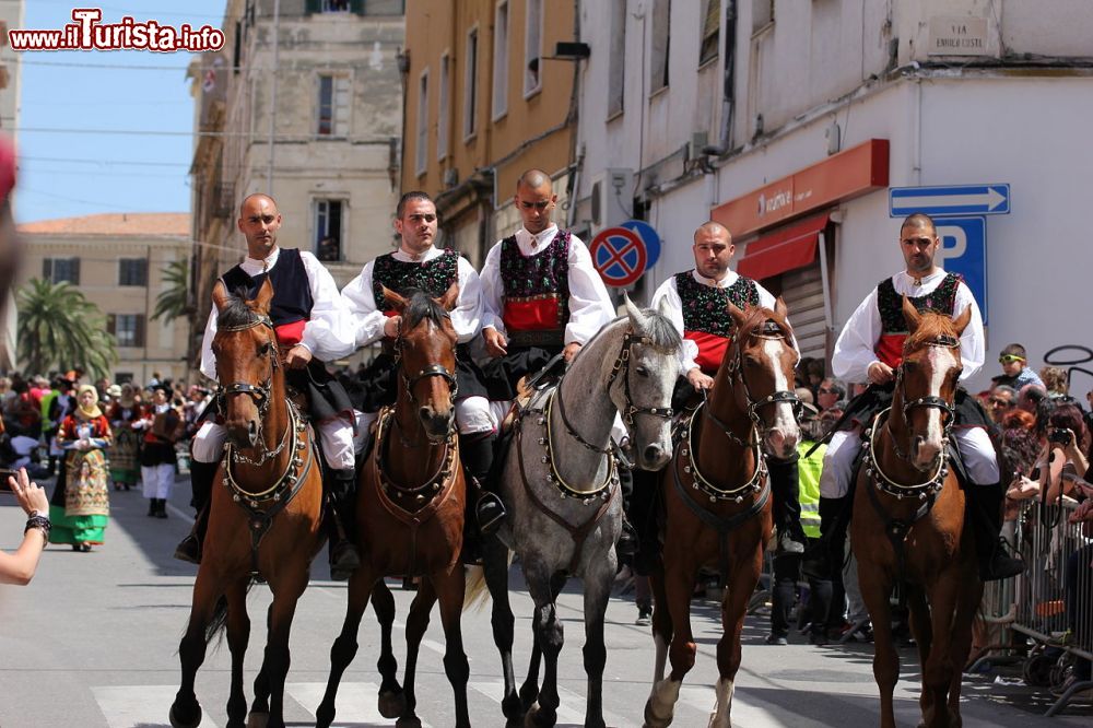 Immagine Irgoli, Sardegna, cavallerizzi in costume tradizionale - © Gianni Careddu, CC BY-SA 4.0, Wikipedia