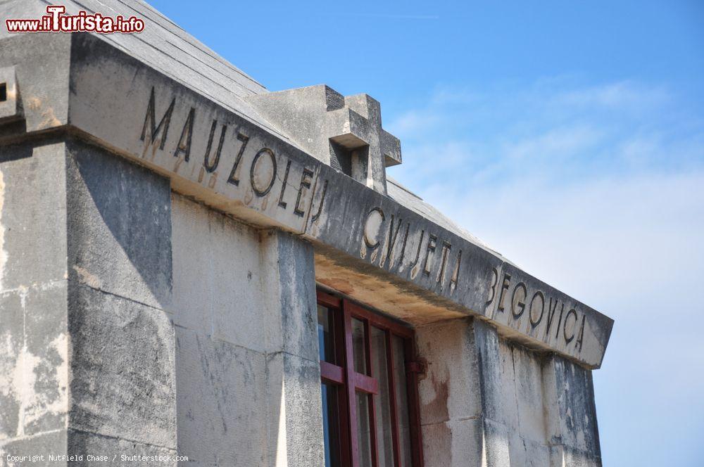 Immagine Iscrizione in cirillico al cimitero di Orebic, Croazia. Si tratta di una tomba di famiglia costruita nell'area cimiteriale di Nostra Signora degli Angeli - © Nutfield Chase / Shutterstock.com