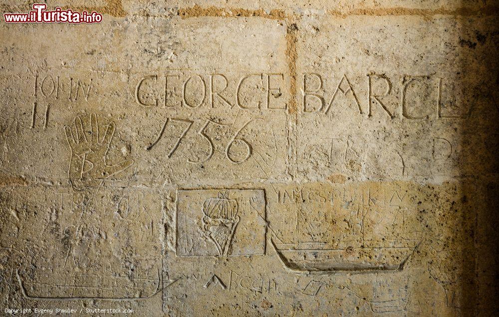 Immagine Iscrizioni sul muro all'ingresso delle distillerie Otard a Cognac, Francia - © Evgeny Shmulev / Shutterstock.com