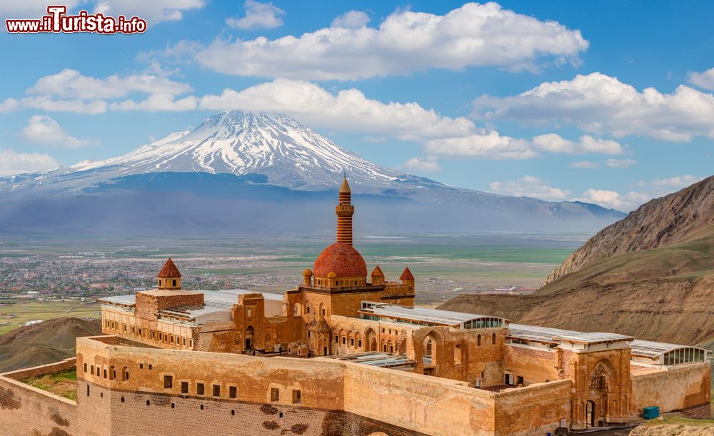 Immagine Ishak Pasha Palace (Ishakpasa Sarayi) nei pressi di Dogubayazit, Turchia Orientale. L'architettura di questo complesso combina perfettamente lo stile ottomano, persiano e armeno.