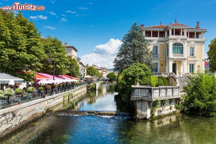 Immagine I ristoranti e i caffè si susseguono lungo i canali e i bracci del fiume Sorgue. Siamo nella regione sudorientale della Francia, a L'Isle-sur-la-Sorgue, nel dipartimento di Vaucluse - foto© Deymos.HR / Shutterstock.com