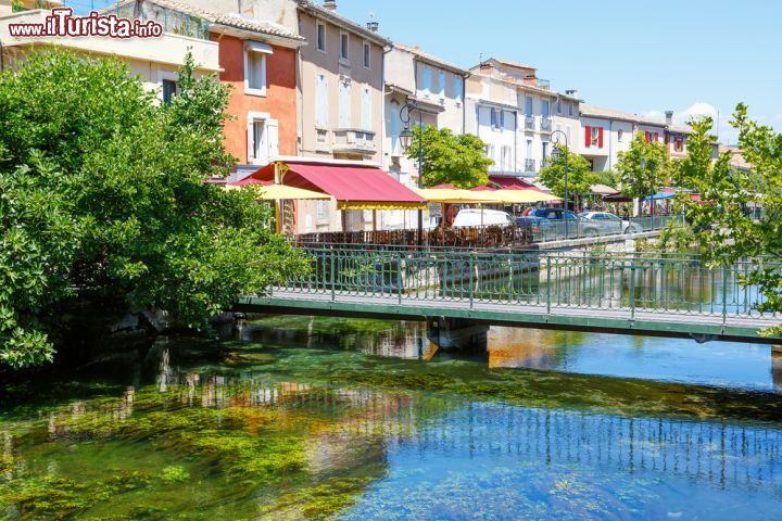 Immagine L'Isle-Sur-La-Sorgue è una piccola cittadina di 20.000 abitanti del sud della Fancia. Ospita ogni anno, a Pasqua e in occasione delle vacanze del 15 agosto, un'importante fiera di oggetti d'arte e antichità - foto © ISchmidt / Shutterstock.com