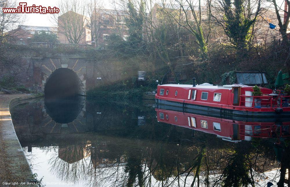 Immagine Islington Tunnel a Londra (Inghilterra) con un'imbarcazione ormeggiata. Questo tunnel misura meno di un miglio e si può attraversare con la barca a motore - © Joe Dunckley / Shutterstock.com