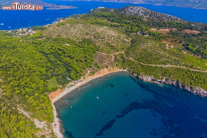 Immagine La spiaggia di Šunj (Sunj) si trova sull'Isola di Lopud in Croazia, una delle isole più meridionali della Dalmazia, nella parte sud del mare Adriatico - © OPIS Zagreb / Shutterstock.com