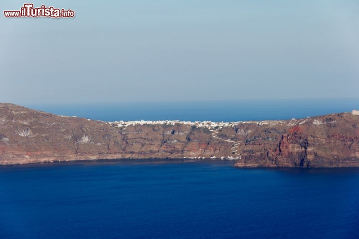 Immagine Scogliere dell'isola di Thirasia (Cicladi, Grecia) fotografate con il teleobiettivo. La costa orientale è alta, rocciosa e frastagliata, perché qui avvenne la frattura violenta che nell'antichità separò le varie isole dell'arcipelago - © Nick Pavlakis / Shutterstock.com