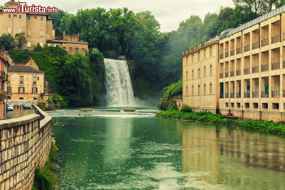 Immagine Isola del Liri: la Cascata Verticale alta 27 metri è la più spettacolare dei due salti urbani del fiume Liri