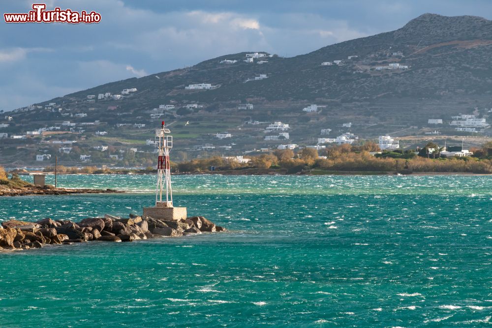 Immagine Isola di Antiparos, Grecia: vento forte e onde al porto in una giornata d'inverno.