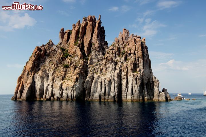 Immagine Isola di Basiluzzo, Sicilia - Situato a circa 3,5 km a nord est di Panarea, questo piccolo isolotto delle Eolie ha una superficie di 0,3 km quadrati: le sue coste sono caratterizzate da scogliere a picco sul mare mentre nella zona centrale si trova un pianoro utilizzato da secoli per le coltivazioni e il pascolo. Di origine vulcanica, come del resto tutte le isole delle Eolie, Basiluzzo presenta dei bellissimi colonnati basaltici che si possono osservare lungo le sue scogliere © Goran Bogicevic / Shutterstock.com