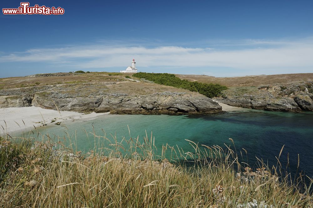 Immagine L'isola di Belle Ile en Mer, Francia, con la sua natura selvaggia e incontaminata. Le sue antiche origini sono vulcaniche ma oggi non esiste più alcuna traccia di questa attività.