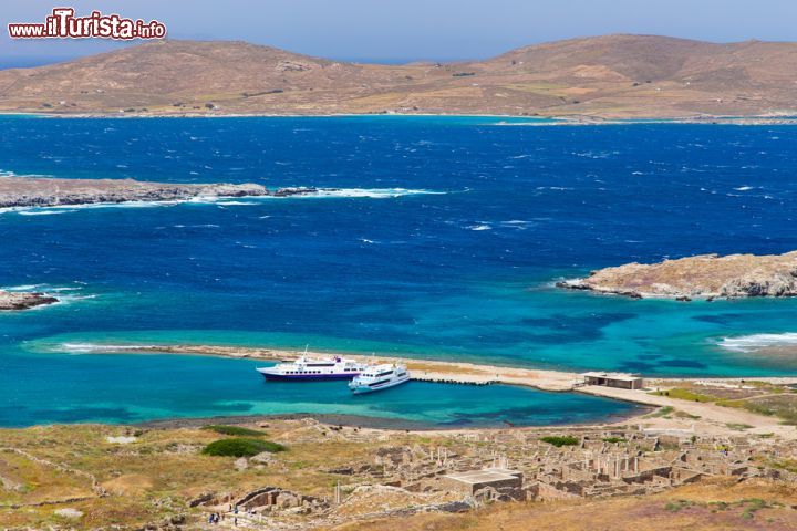 Immagine L'isola di Delos vicino a Mykonos, Grecia. Quest'isola del Mar Egeo appartiene all'arcipelago delle Cicladi ed è situata nei pressi di Mykonos da cui dista circa 3,5 miglia marine